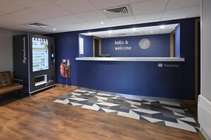 Lobby - Travelodge Staines (Staines)