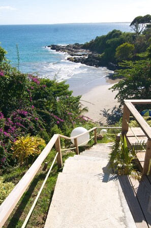 Private beach, beach shuttle, sun loungers, beach umbrellas - Half Moon Blue (Scarborough)