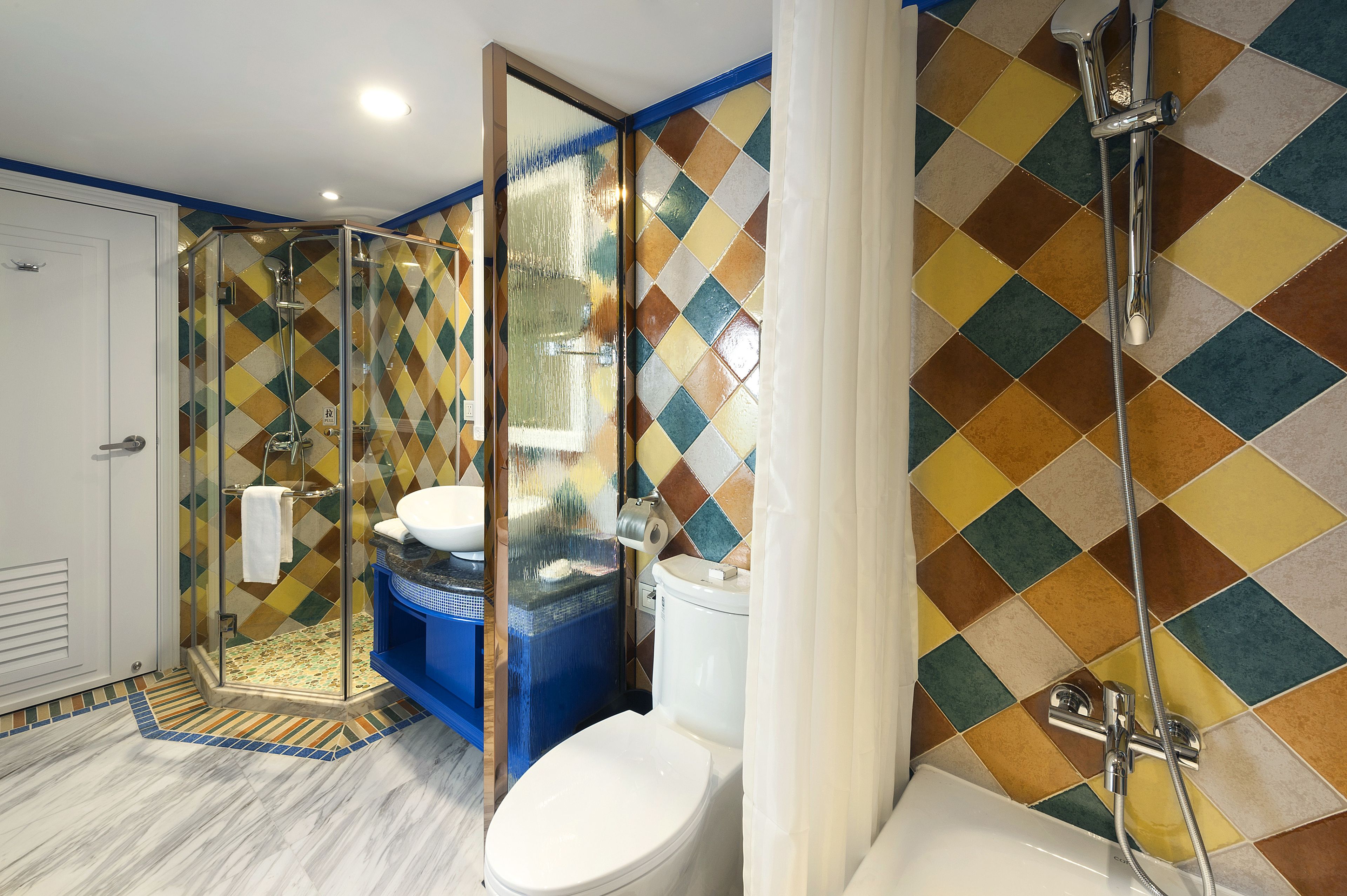 Un baño con ducha, inodoro y lavabo.