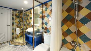Un baño con ducha, inodoro y lavabo.