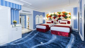 Une chambre d’hôtel avec deux lits, une grande fenêtre et un mur décoratif.