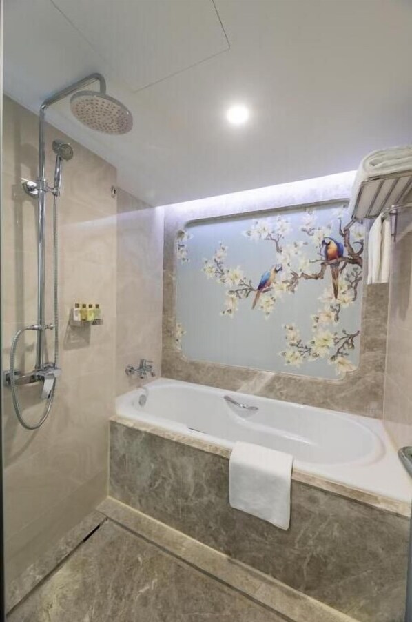 A bathroom with a shower, a bathtub, and a decorative wall. - Hotel Beverly Plaza (Macau)