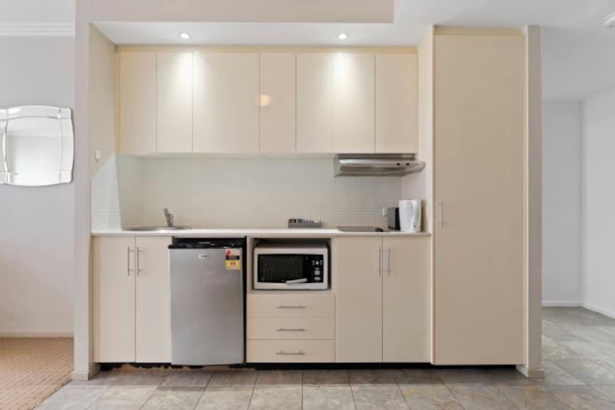 Frigorífico, microondas, placa de cocina y hervidor eléctrico