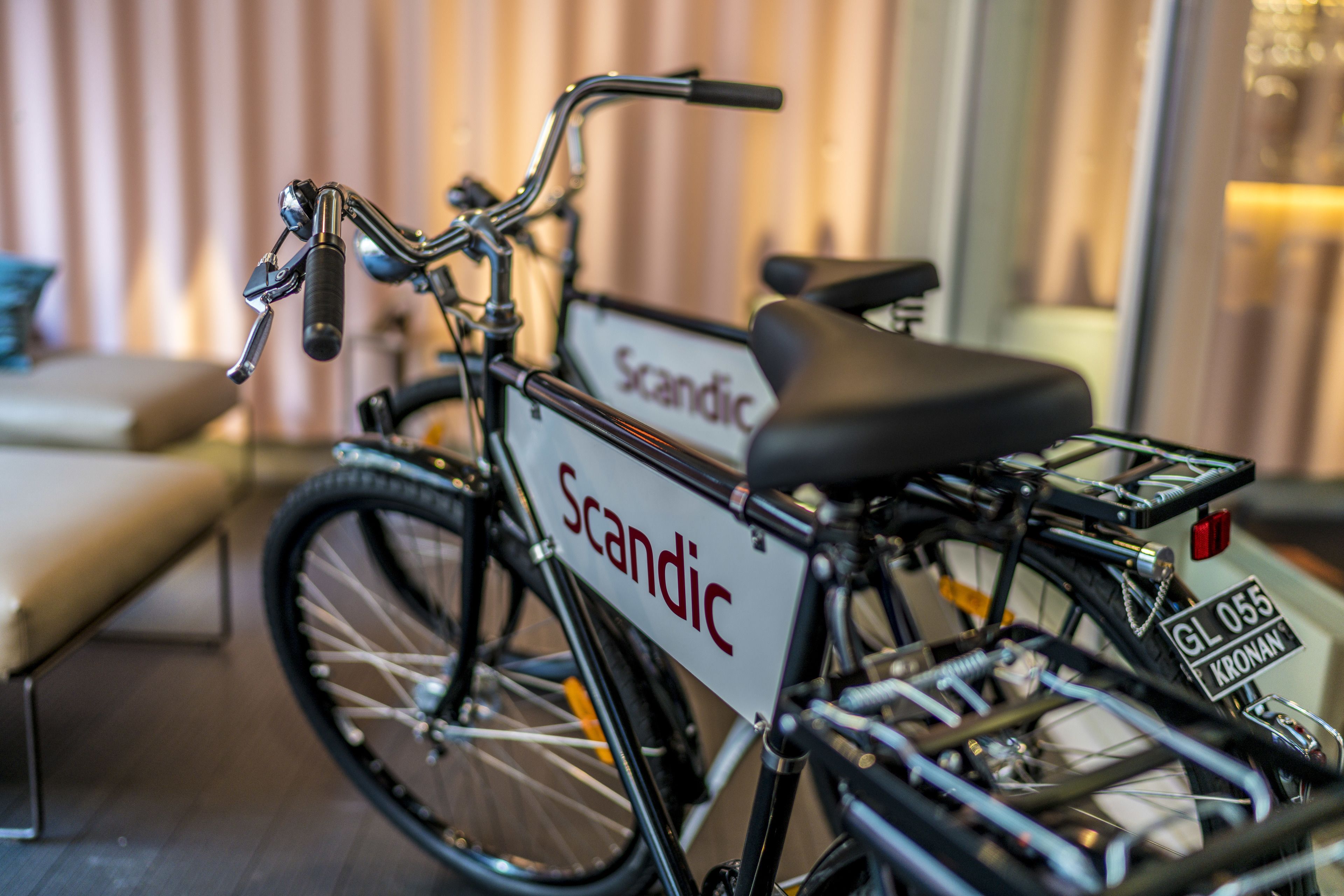 A bicycle with a "Scandic" sign and a license plate "GL 055 KRONAN".