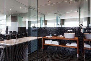 Suite (Master) | Bathroom | Free toiletries, hair dryer, towels - Scandic Sluseholmen (Copenhagen)