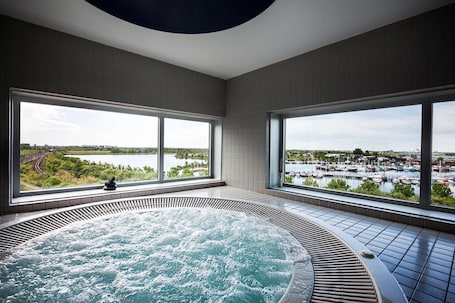Outdoor spa tub. Scandic Sluseholmen