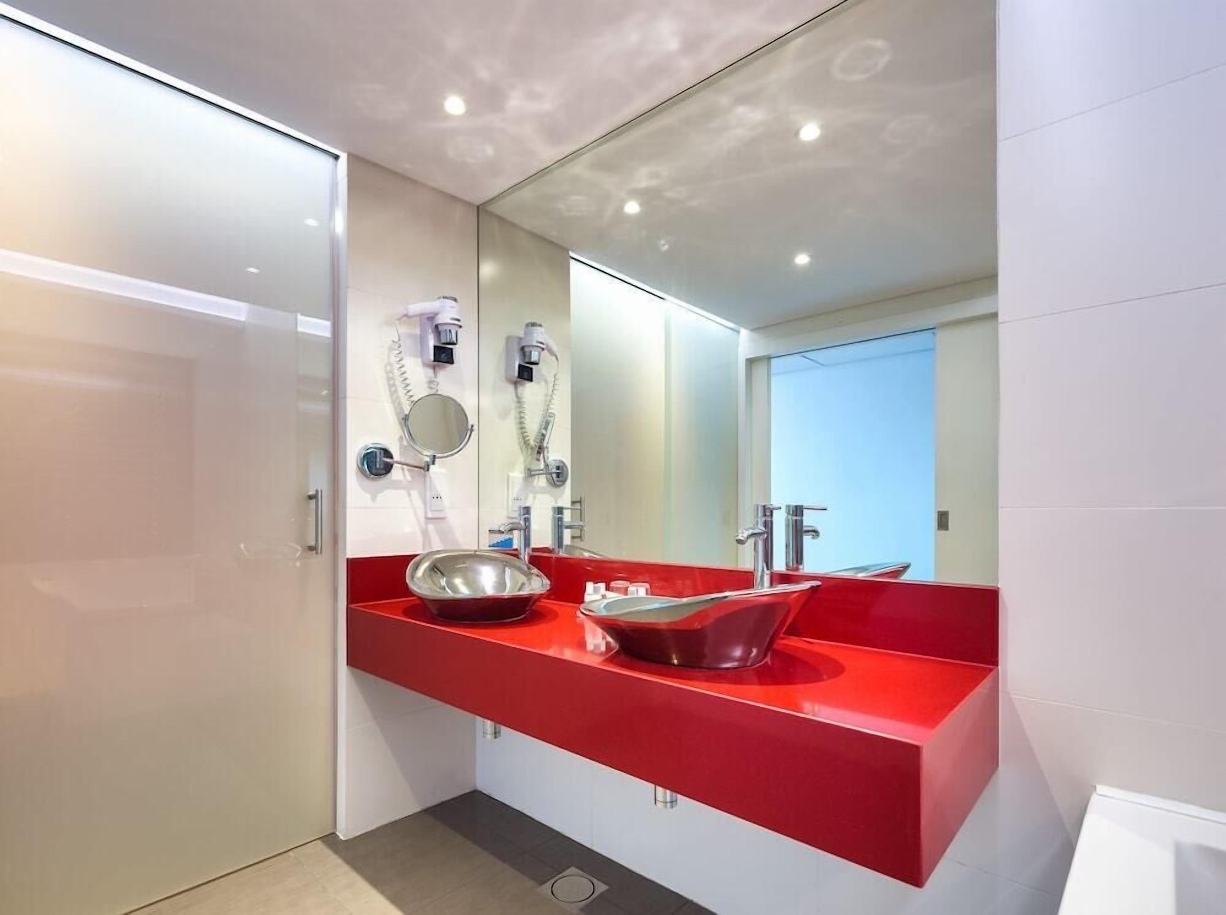 Produtos de toalete grátis, secador de cabelo, toalhas de banho 