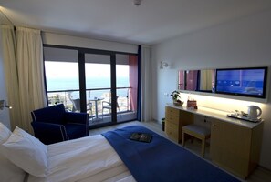 Tallelokero huoneessa, työpöytä, pimennysverhot, äänieristys