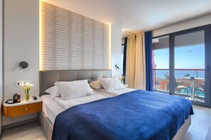 In-room safe, desk, blackout drapes, soundproofing - The Views Monumental (Funchal)