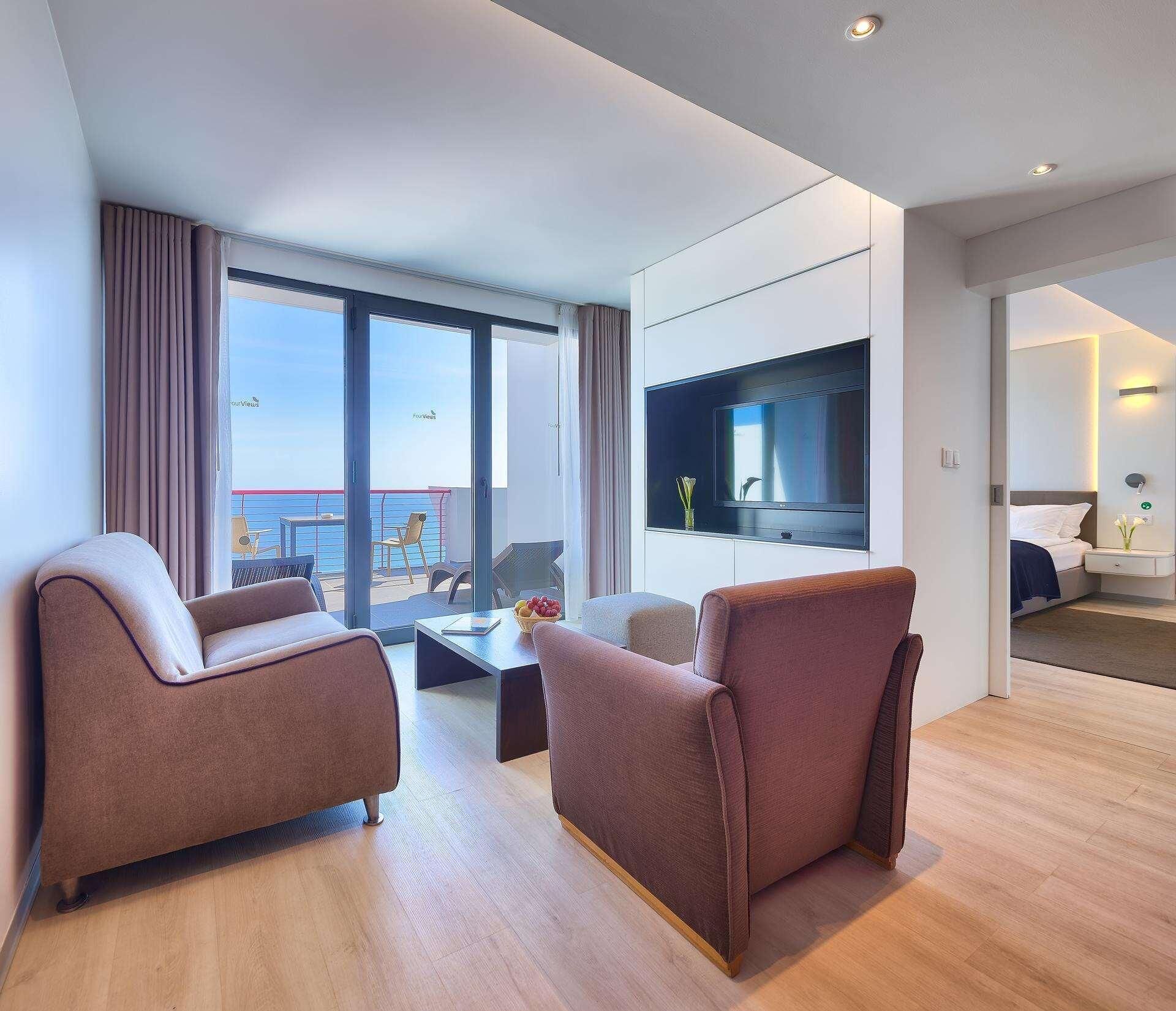 客房内保险箱、办公桌、遮光窗帘、隔音