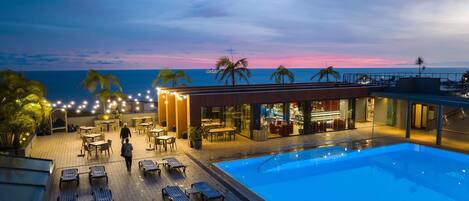 Alberca techada y alberca al aire libre