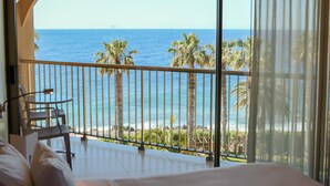A balcony with a view of the ocean and palm trees. - The Views Oasis - Family Friendly (Santa Cruz)