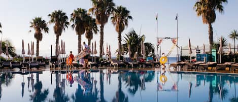 Outdoor pool, pool umbrellas, sun loungers