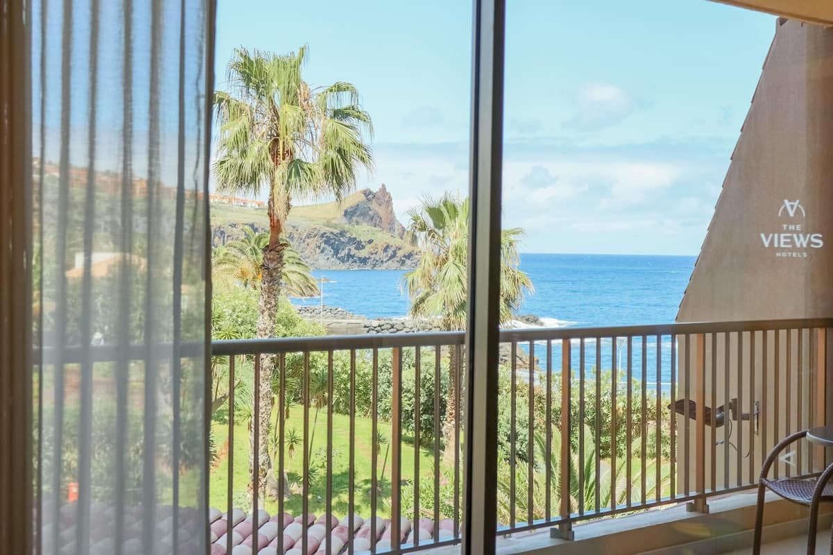 junior suite, sea view | 1 bedroom, minibar, individually decorated, desk