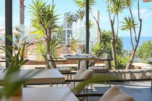 2 bars, bar en bord de piscine
