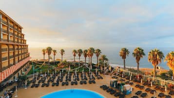 Outdoor pool, pool umbrellas, sun loungers