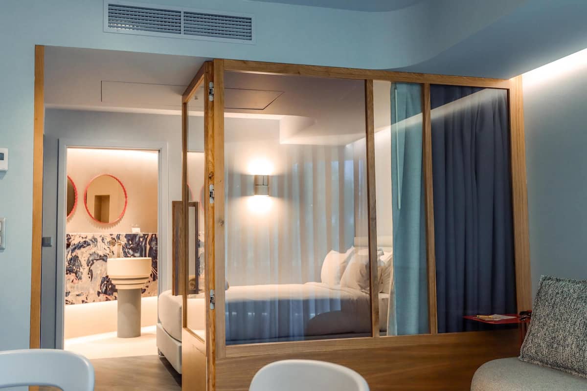 family studio suite, 2 bedrooms | 1 bedroom, minibar, individually decorated, desk