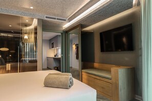Familie-studiosuite | Minibar, individuelt dekorert, skrivebord og skrivebord for bærbar PC