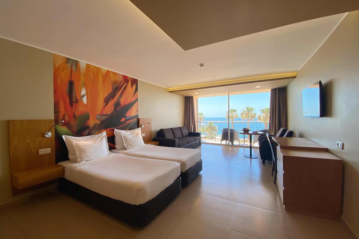 Superior Twin Room | 1 bedroom, minibar, individually decorated, desk