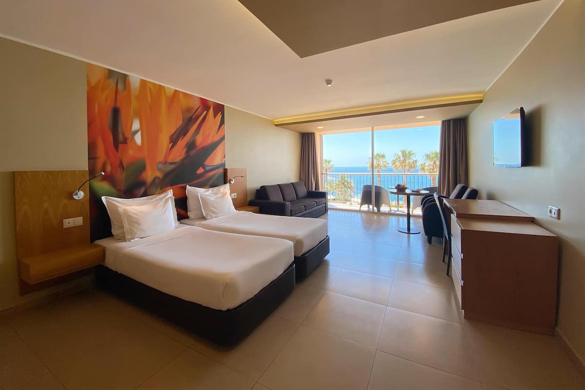 Superior Twin Room | 1 bedroom, minibar, individually decorated, desk