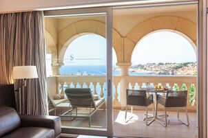 Minibar, caja de seguridad en la habitación y escritorio 