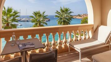 Junior Suite, Sea View | Minibar, in-room safe, desk, blackout drapes