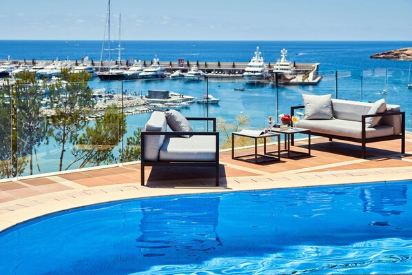 On the beach, white sand, free beach shuttle, sun-loungers