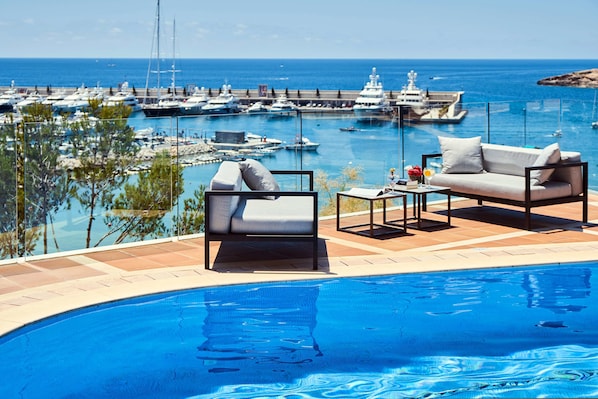 On the beach, white sand, free beach shuttle, sun-loungers