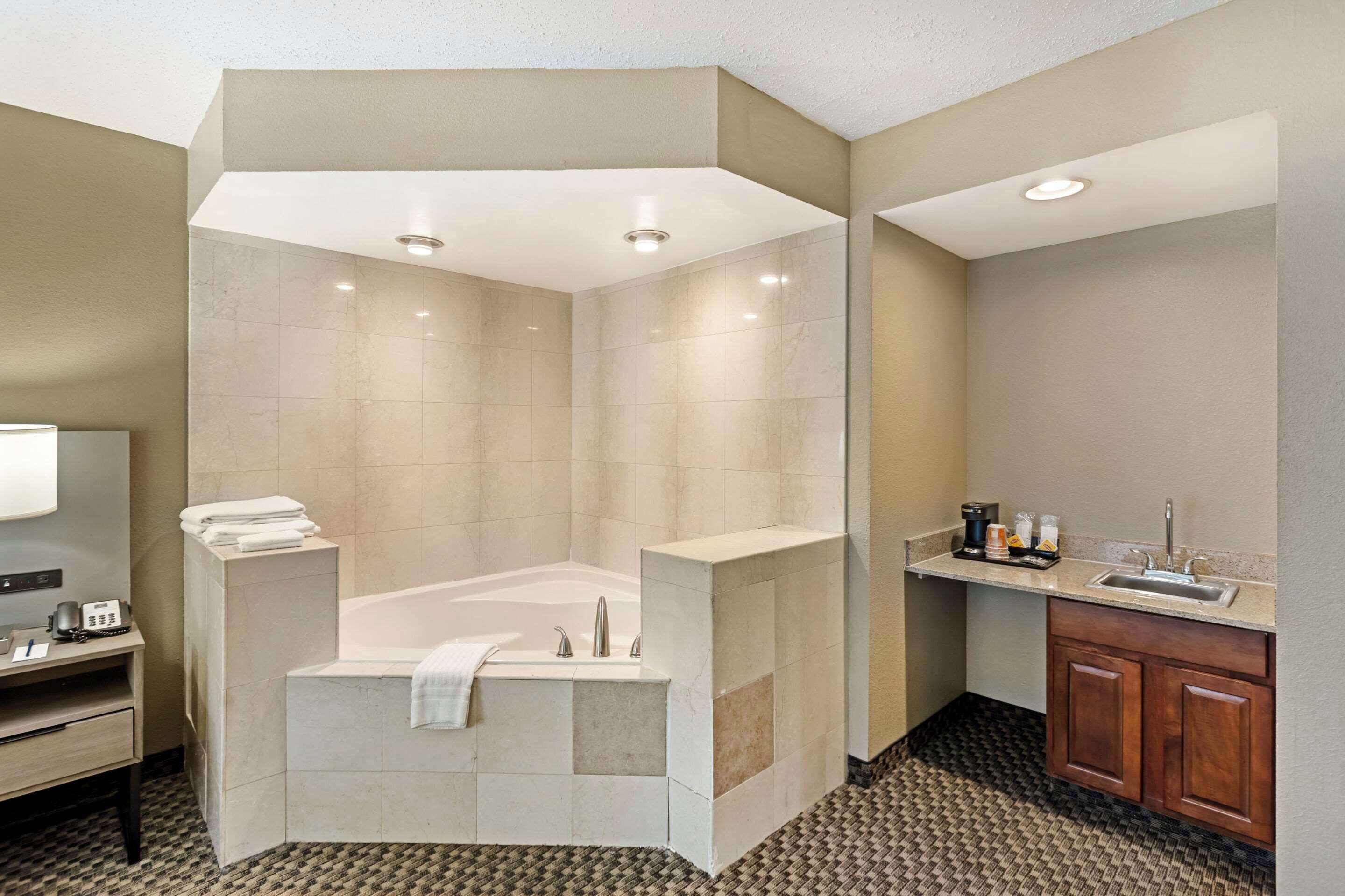 Suite, 1 cama de matrimonio grande, no fumadores, bañera de hidromasaje | Escritorio, espacio para trabajar con un portátil, cortinas opacas