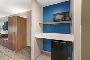 In-room safe, desk, iron/ironing board, WiFi (free) - Holiday Inn Express Biddeford by IHG (Biddeford)