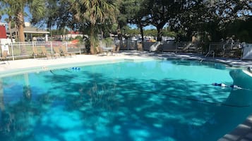 Piscine extérieure (ouverte en saison)