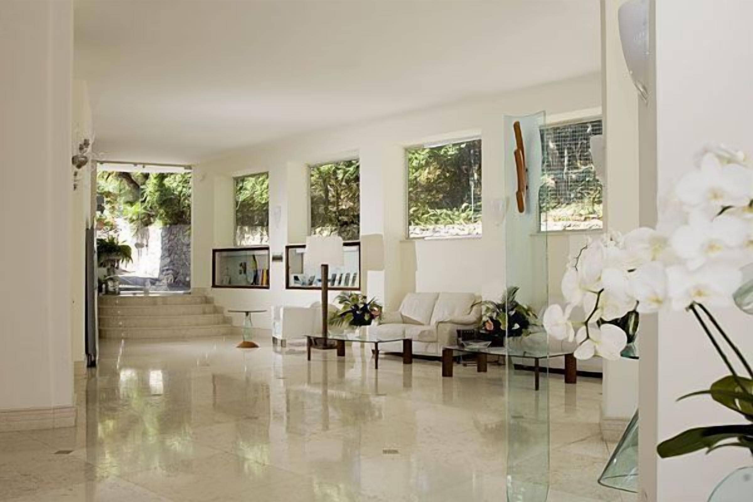 Coin salon dans le hall