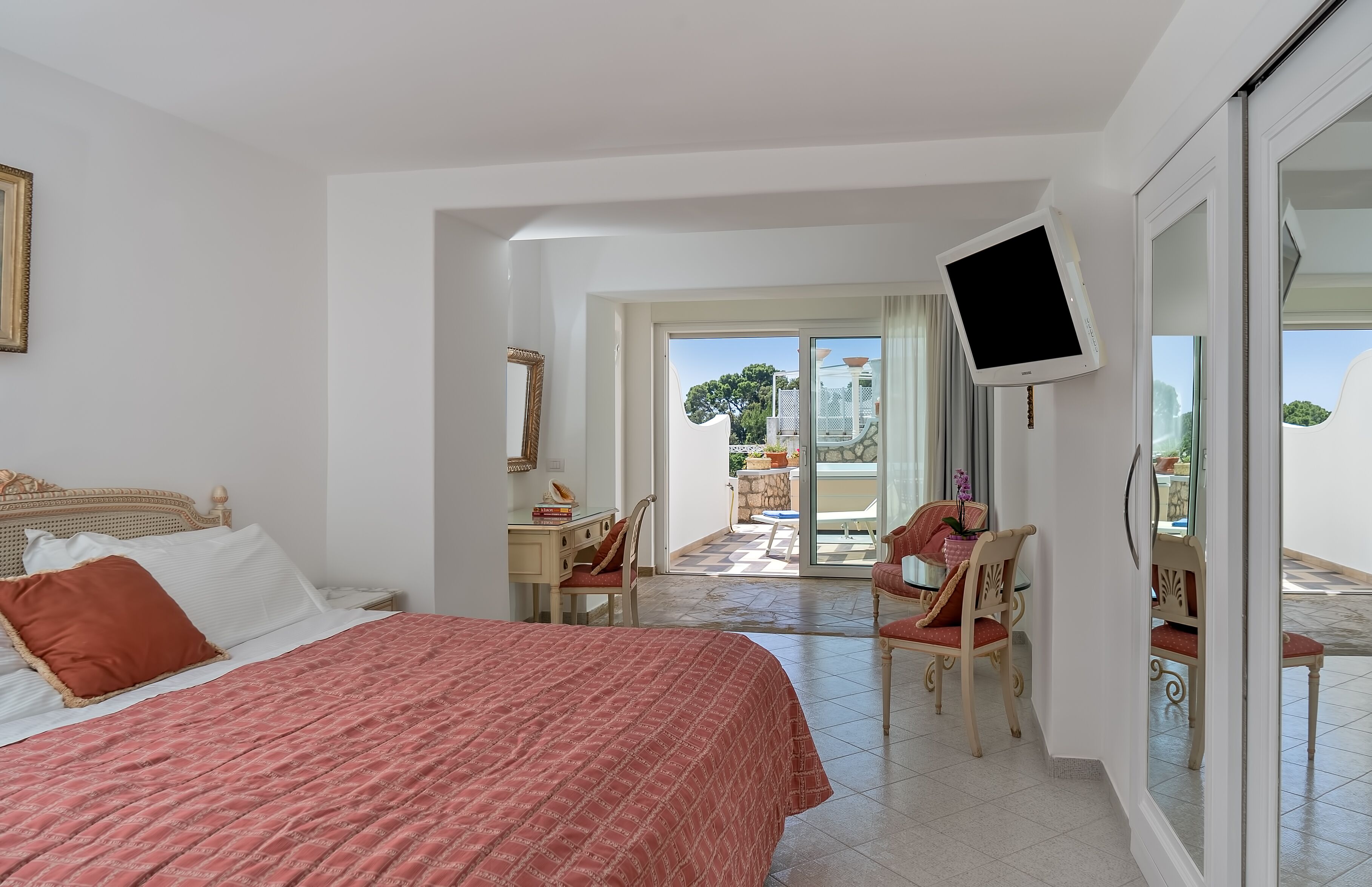 Ropa de cama hipoalergénica y minibar 