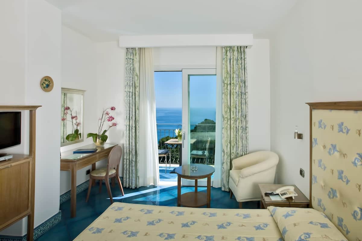 Deluxe Double or Twin Room, Sea View | Hypo-allergenic bedding, minibar, in-room safe, desk