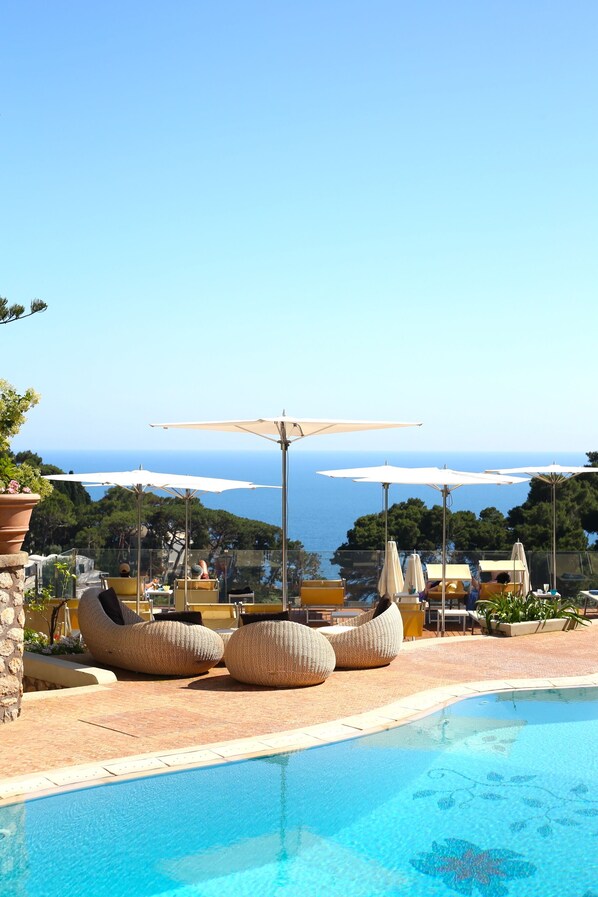 Seasonal outdoor pool, pool umbrellas, sun loungers
