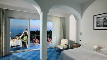 Camera Deluxe con letto matrimoniale o 2 letti singoli, idromassaggio, vista mare | Biancheria da letto ipoallergenica, minibar, una cassaforte in camera