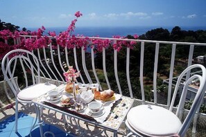 Outdoor dining - Hotel La Floridiana (Capri)