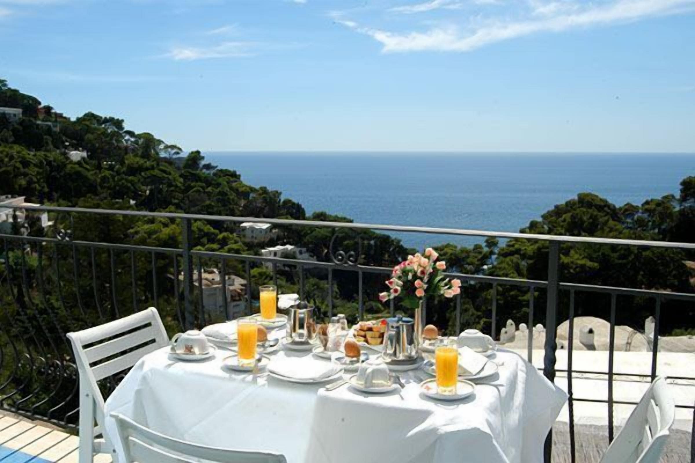 Deluxe Double or Twin Room, Jetted Tub, Sea View | Hypo-allergenic bedding, minibar, in-room safe, desk