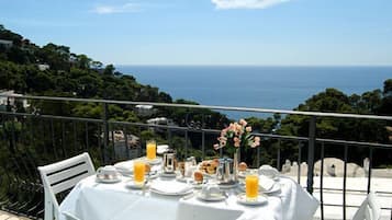 Deluxe Double or Twin Room, Jetted Tub, Sea View | Hypo-allergenic bedding, minibar, in-room safe, desk