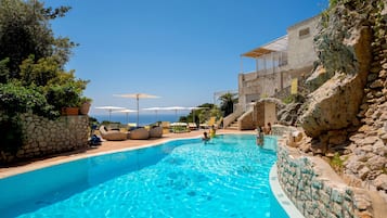 Piscine extérieure (ouverte en saison), parasols de plage