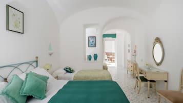 Una camera da letto con un letto, una scrivania e uno specchio.