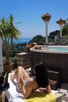 Camera Deluxe con letto matrimoniale o 2 letti singoli, vista mare parziale | Biancheria da letto ipoallergenica, minibar, una cassaforte in camera