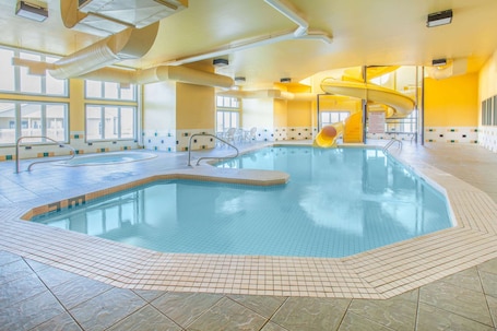 Una piscina techada. Super 8 by Wyndham Truro NS