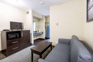 Suite, 1 chambre, non-fumeur | Coffre-fort, rideaux d’obscurcissement, fer et planche à repasser