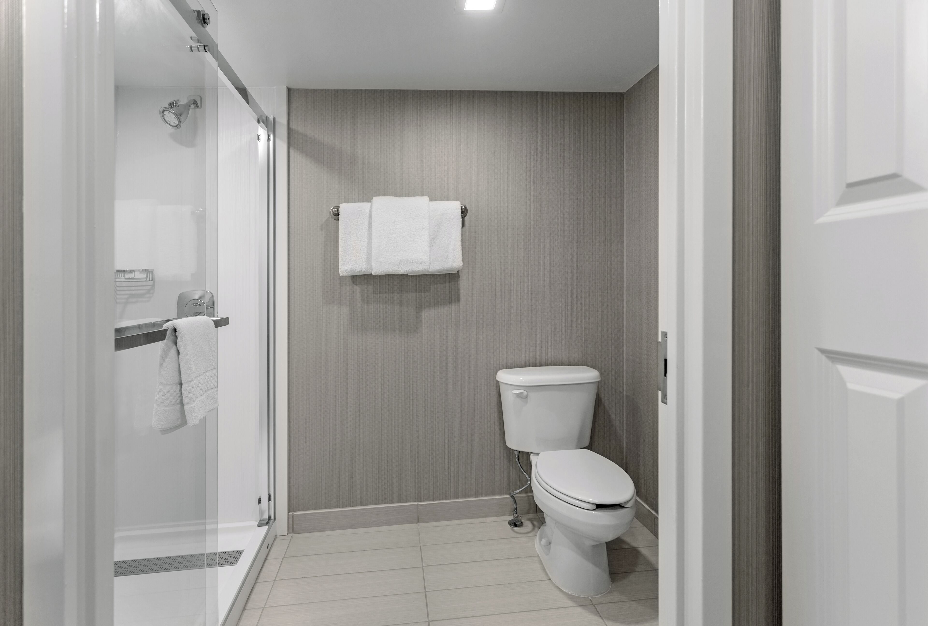 combined shower/bathtub, hydromassage showerhead, free toiletries