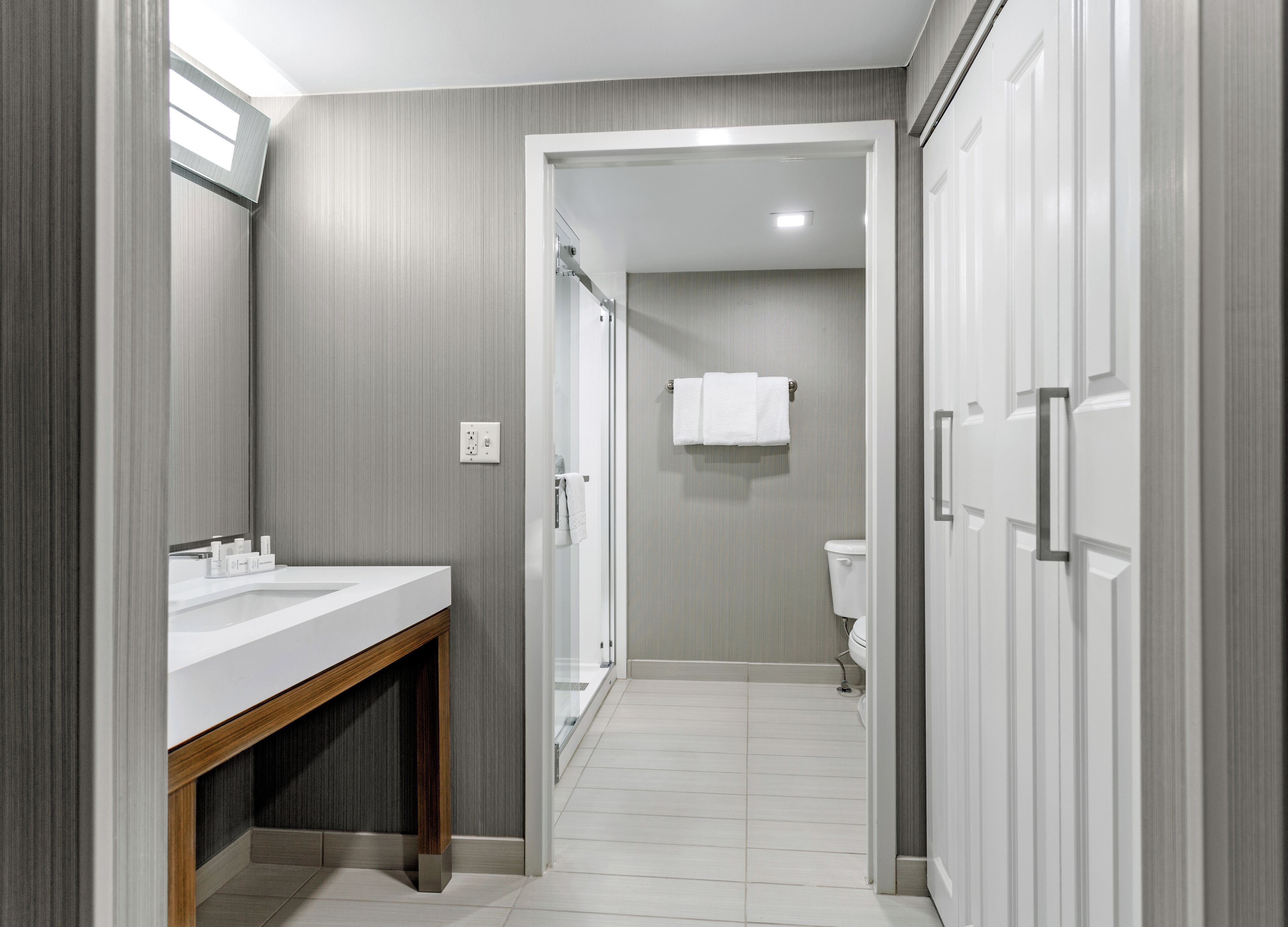 combined shower/bathtub, hydromassage showerhead, free toiletries