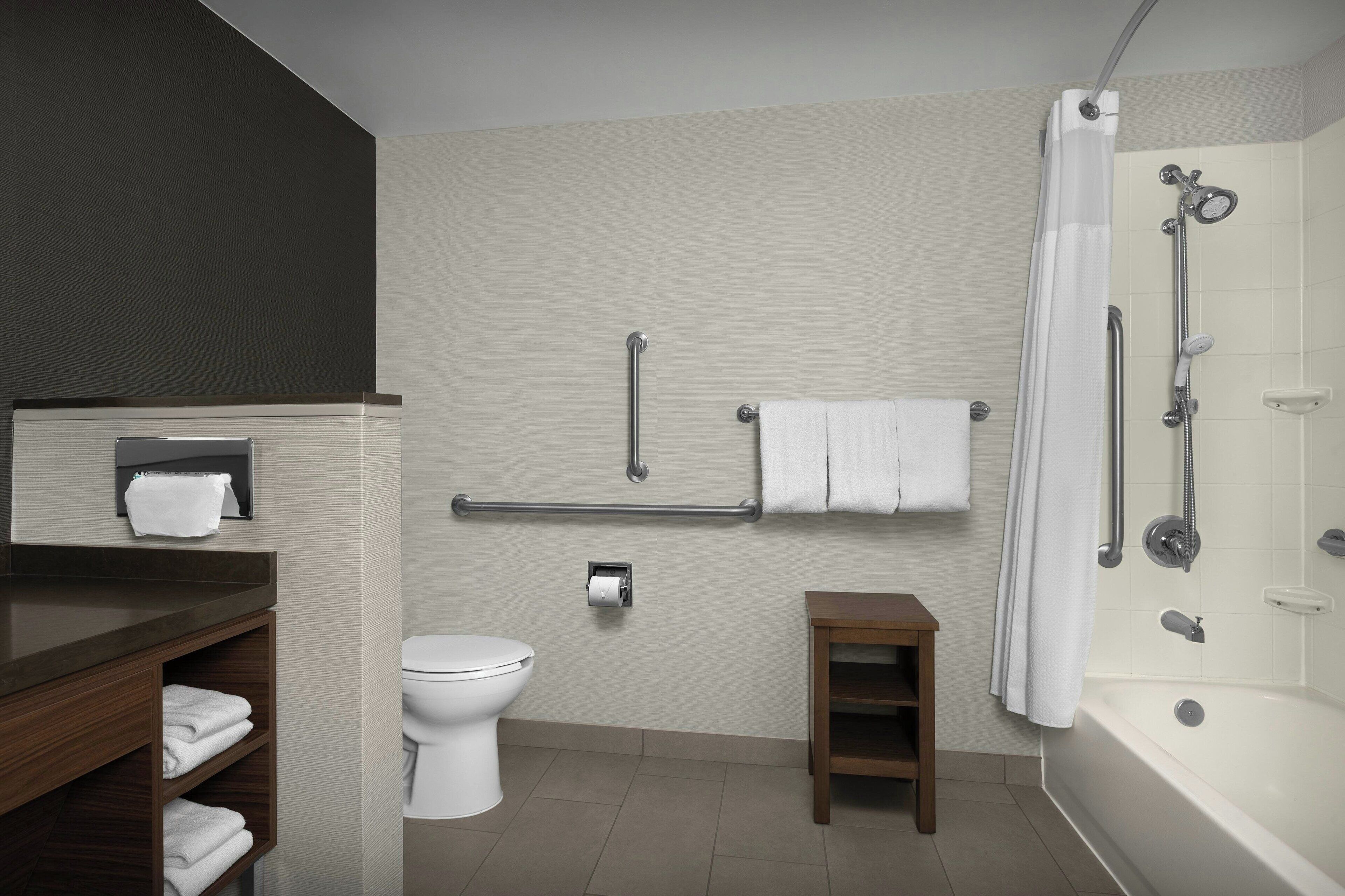 Artículos de higiene personal de diseño, secador de pelo y toallas