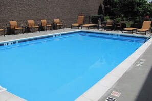 Una piscina al aire libre de temporada