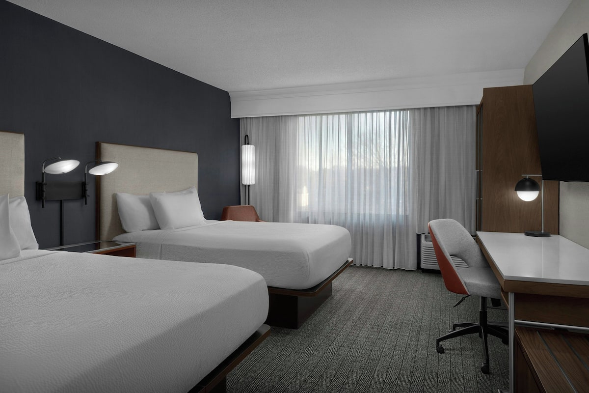 Ropa de cama de alta calidad y escritorio