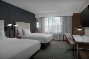 Luxe beddengoed, een bureau, een laptopwerkplek